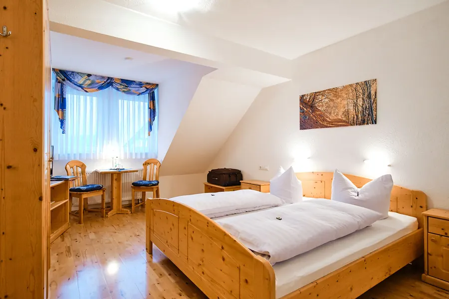 Doppelzimmer mit Holzmöbeln