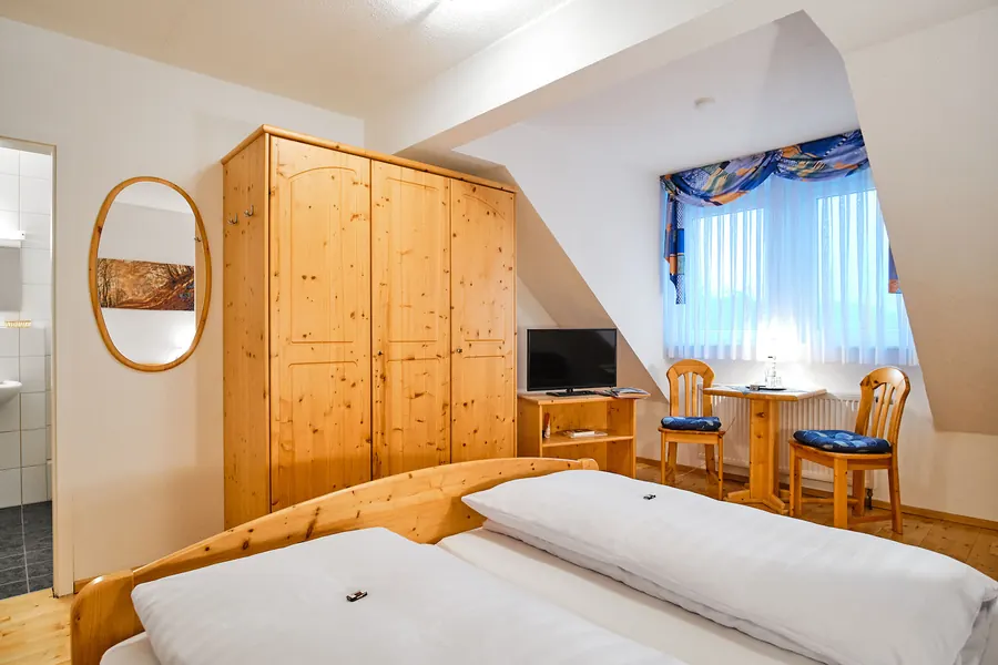 Doppelzimmer mit Schrank und Sitzecke