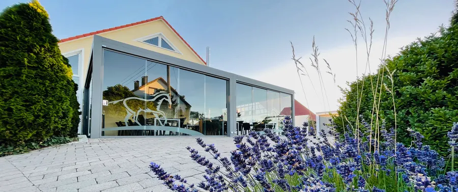 Glasfront mit Lavendel