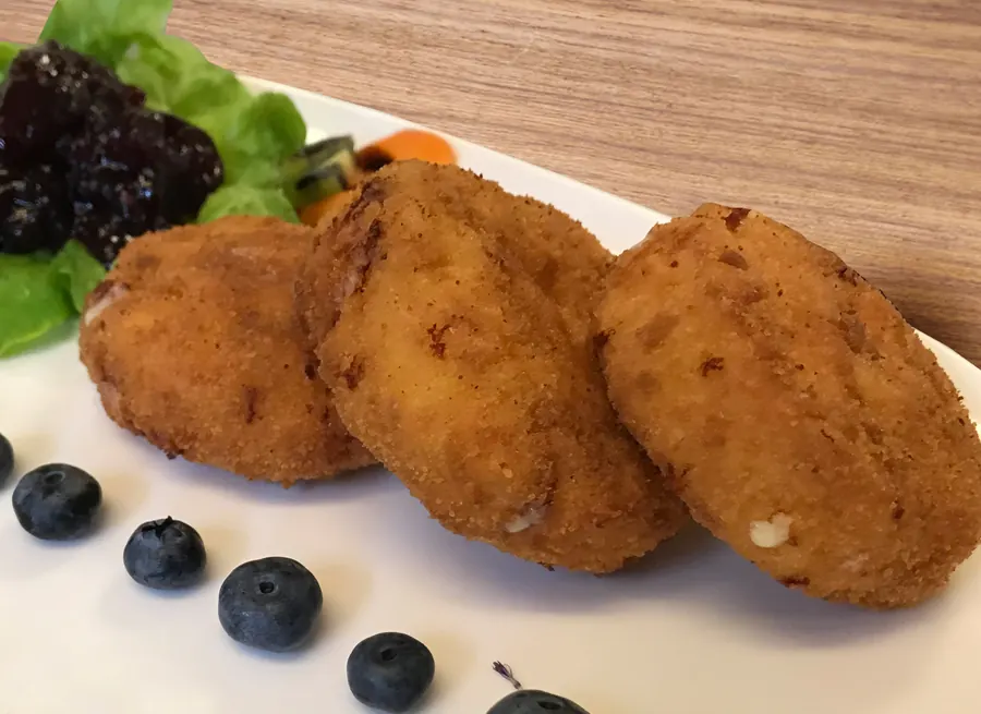 Panierte Käsespätzle