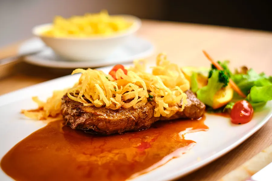 Zwiebelrostbraten mit Spätzle