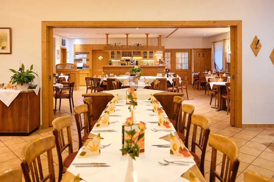 Gaststube mit langer Tafel