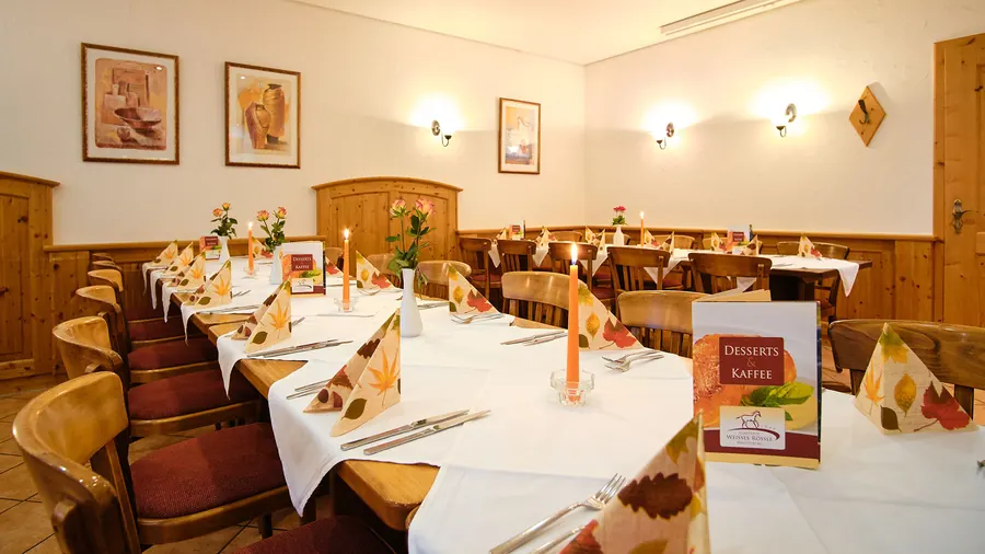 Festlich gedeckte Tafel in der Gaststube