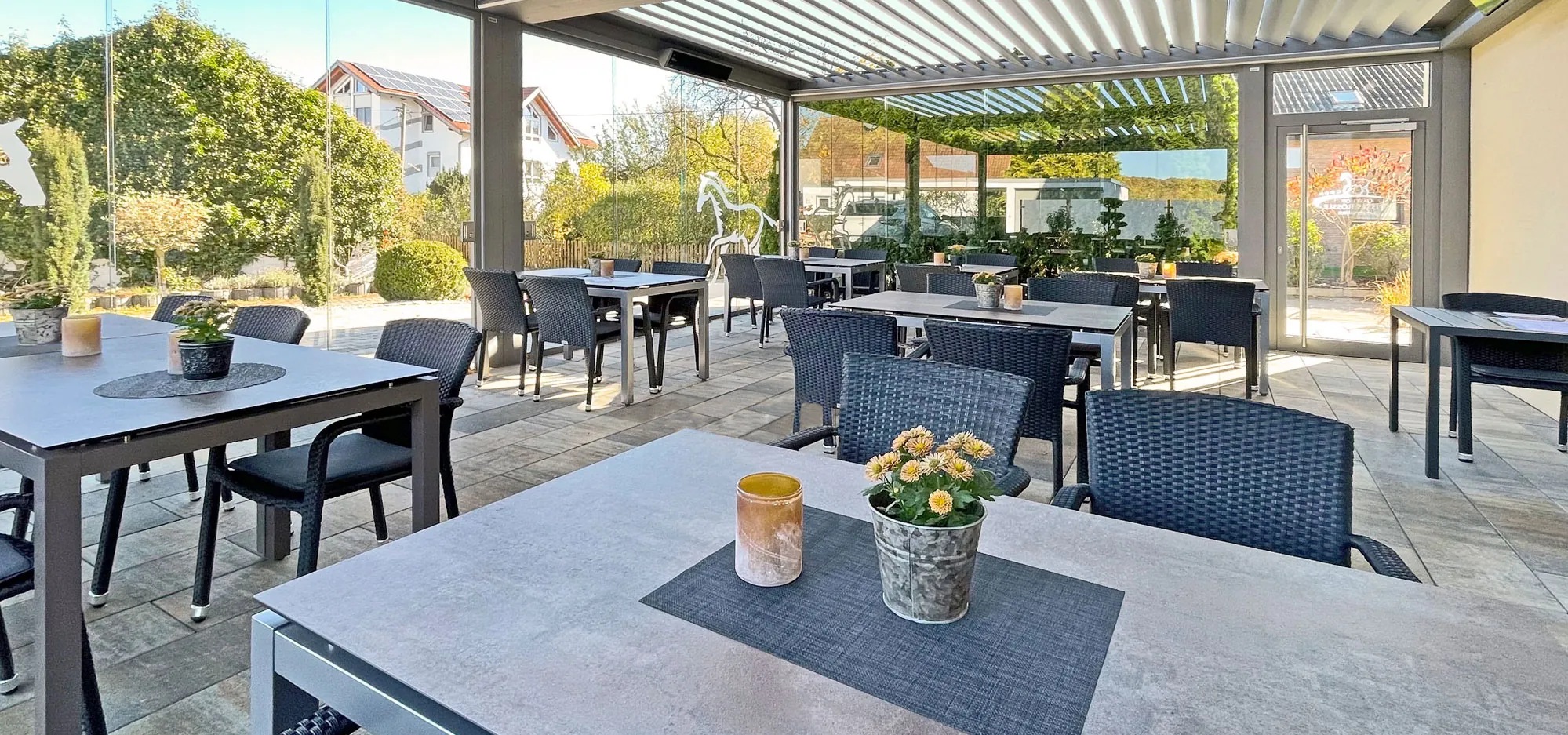 Gartenterrasse unter dem Lamellendach