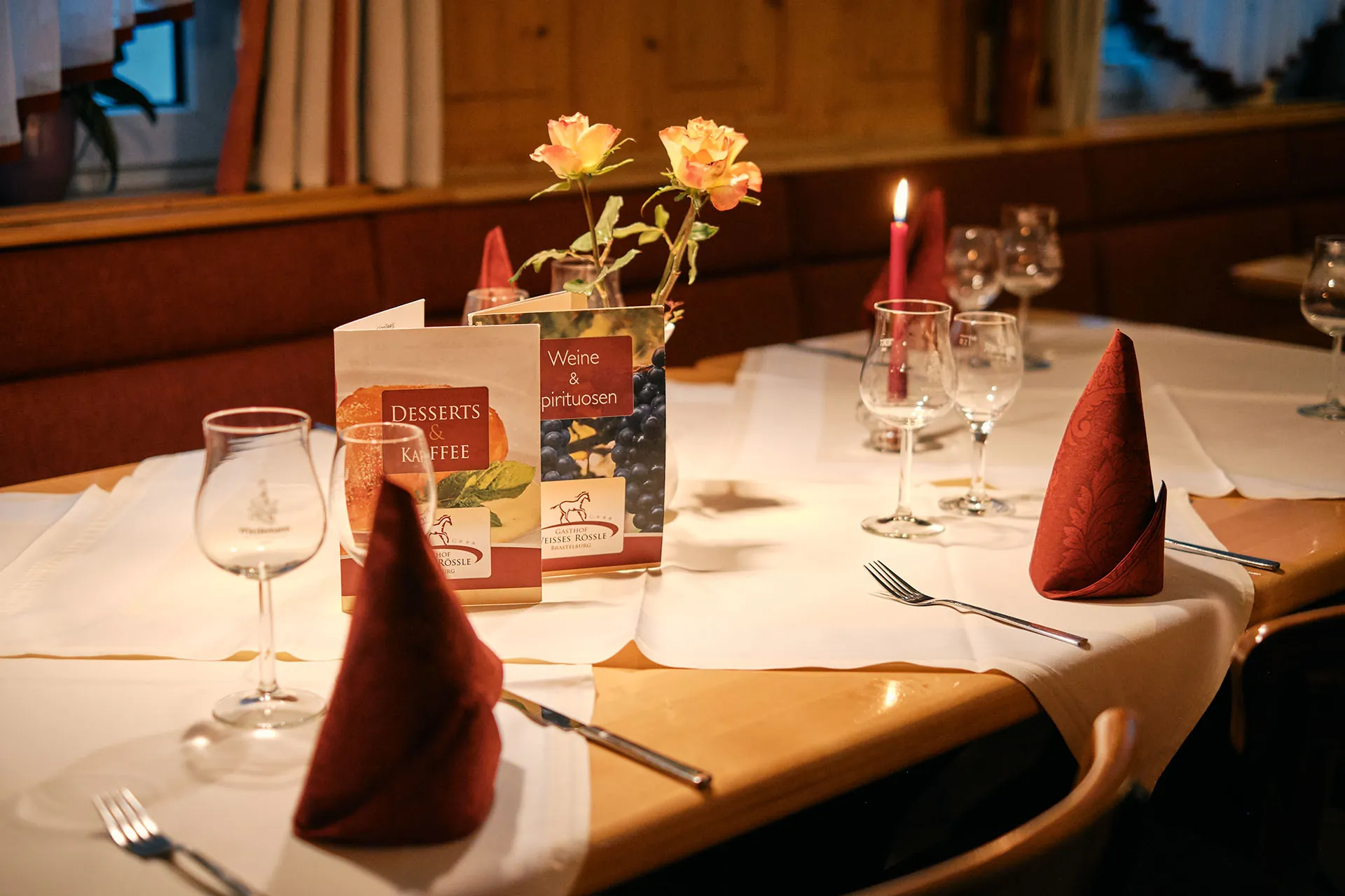 Gedeckter Tisch mit Kerze in der Gaststube